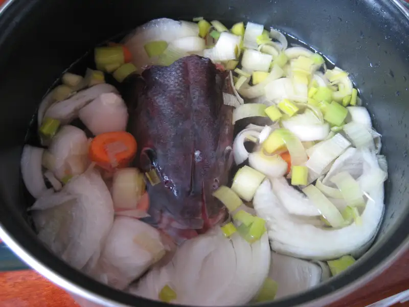 Caldo de peixe leve, com vinho branco