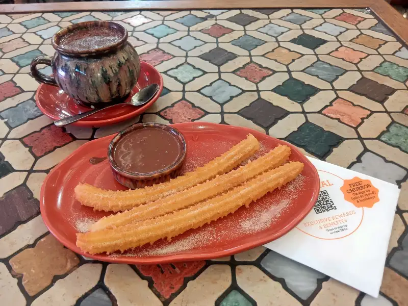 Churros caseiros, crocantes e doces.