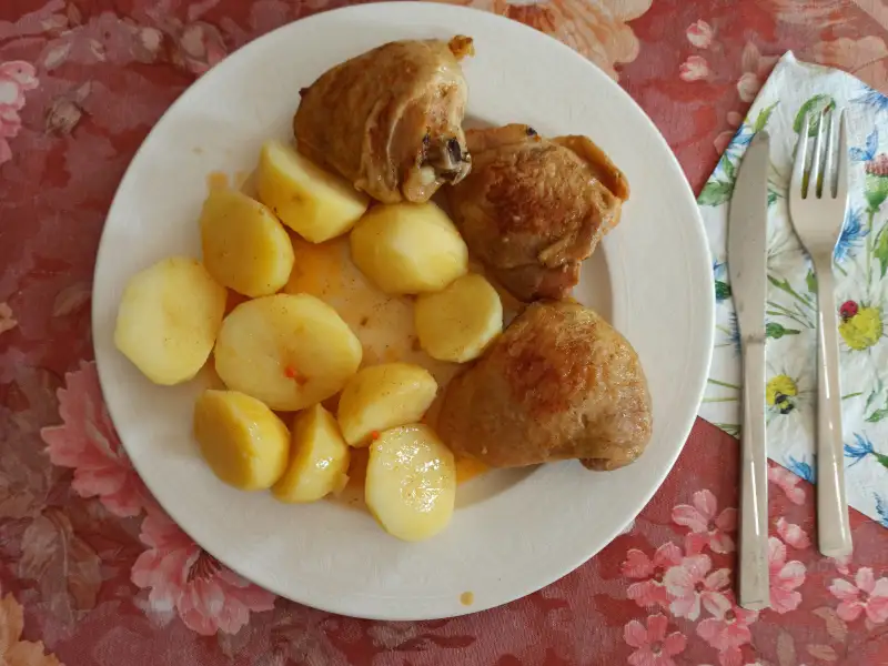 Coxas de frango assadas com batatas