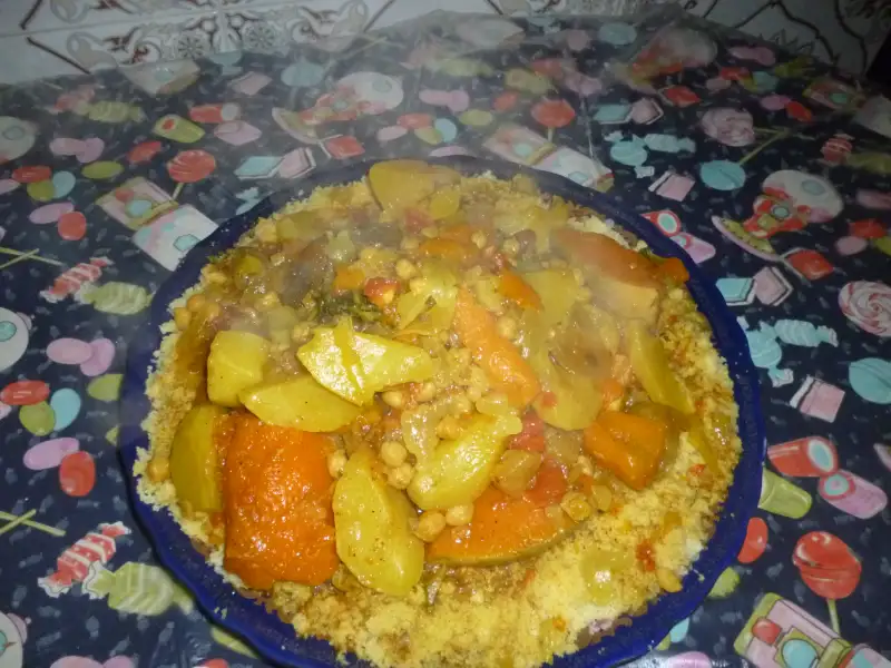 Cuscuz marroquino real com carne, legumes e harissa.
