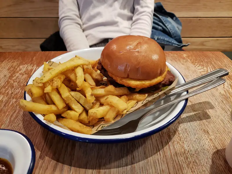 Hamburguer de carne bovina com molho de chipotle