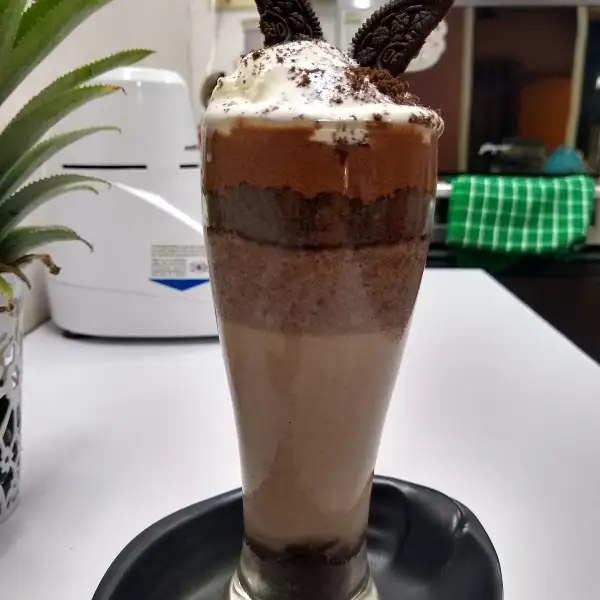 Milkshake caseiro de Oreo, cremoso e delicioso.
