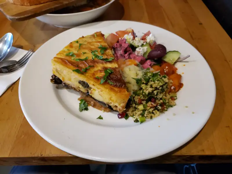 Moussaka grega com carne e berinjela