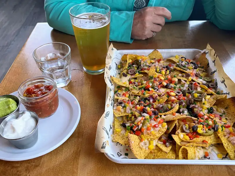 Nachos gratinados com feijão e carne