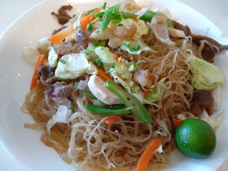 Macarrão bihon com camarão e frango