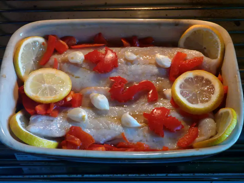 Peixe assado no forno, estilo mediterrâneo
