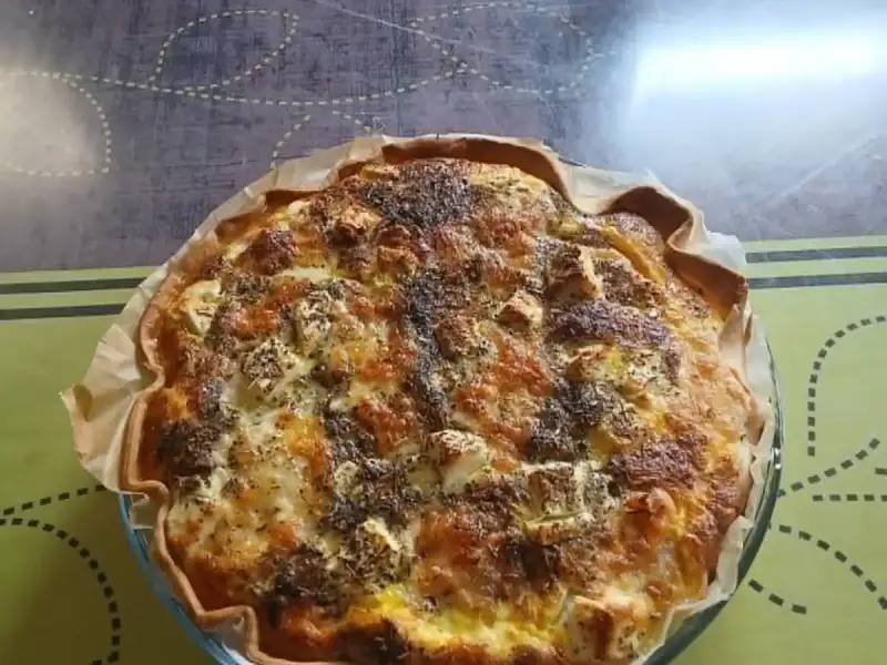 Quiche de frango com queijo feta, assada no forno, polvilhada com ervas provençais, servida em sua forma de vidro.