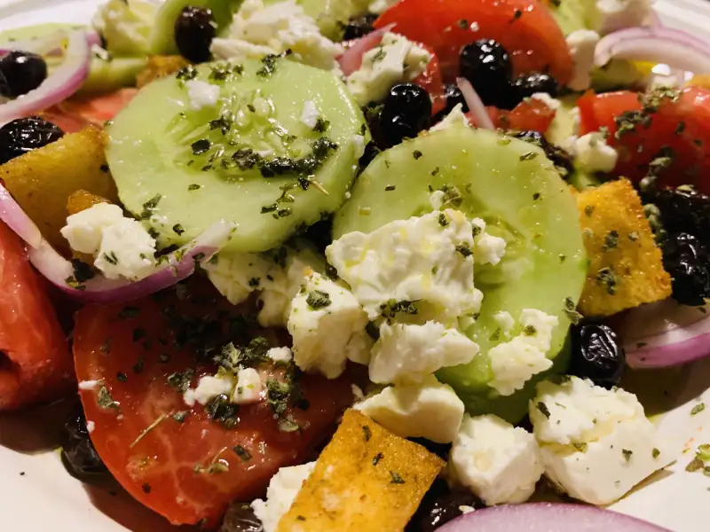 Salada grega com queijo feta e azeitonas