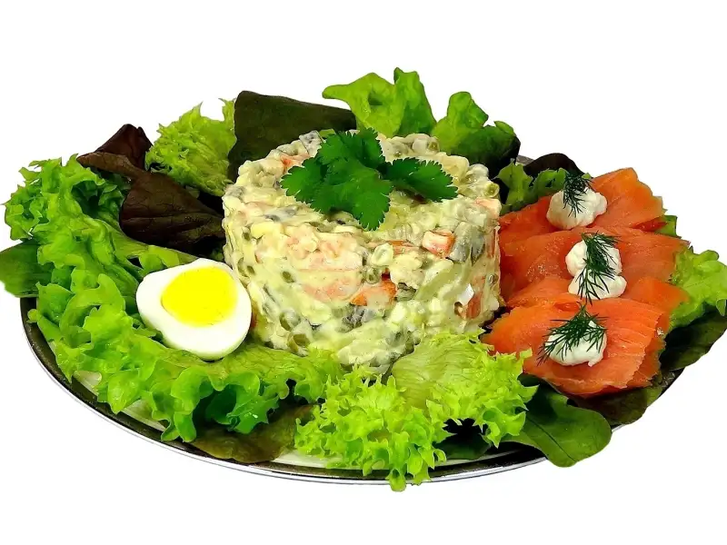 Salada russa com frango e pimentos em conserva