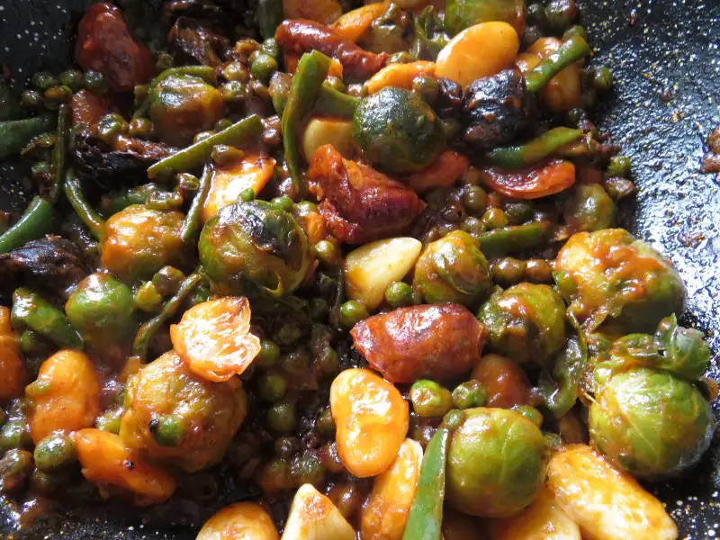 Carne de vaca refogada com alho e vinho