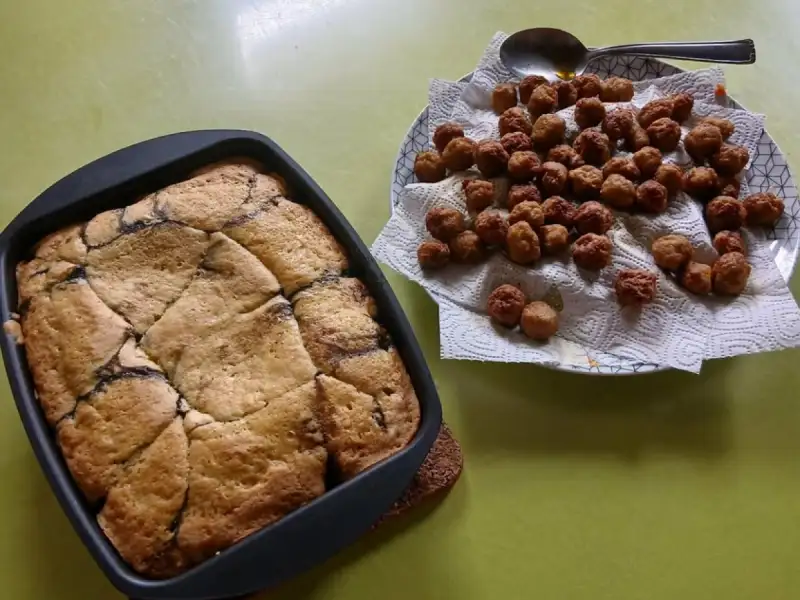 Bolinhos de carne pequenos para sopa de bolinhos, dispostos em papel absorvente, ao lado de um bolo.