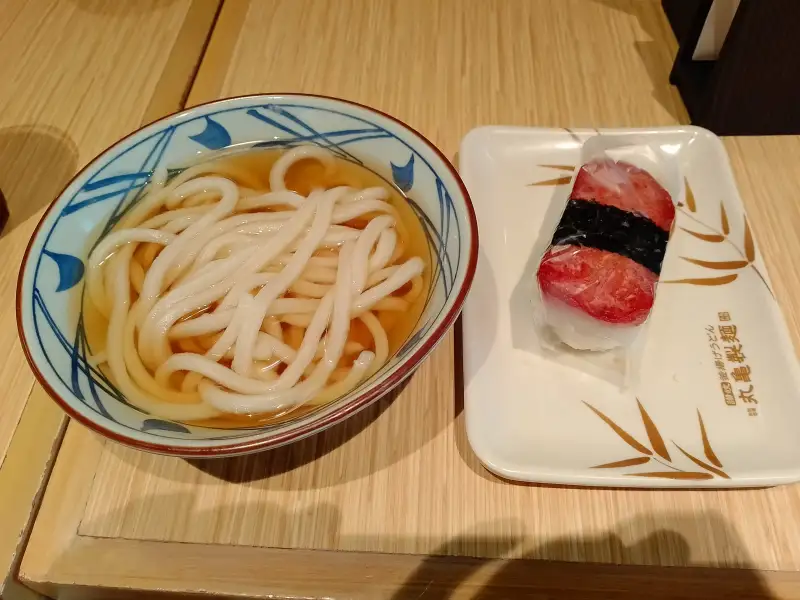 Udon cozido em caldo quente